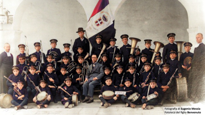 Gli «Orfani di Guerra» nel 1928; al centro, seduto, il maestro Francesco Griffi (fotografia colorata digitalmente).