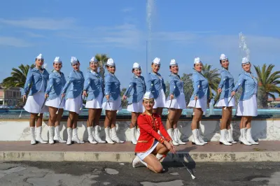 Le majorette in posa con la direttrice – 2 Campionato Italiano Majorettes-Sport, Viareggio – Viareggio (LU)