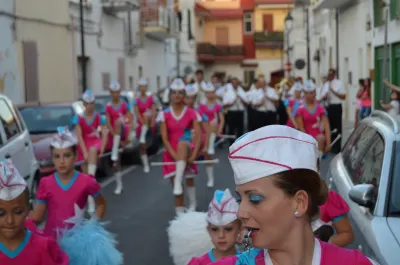 Una majorette in primo piano durante la sfilata – Sfilata estate 2013 – Puglia