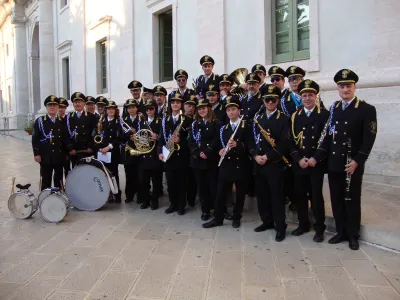 La banda in posa davanti alla chiesa – Foto di gruppo 2011 – Martina Franca