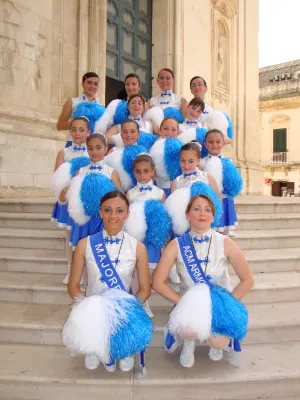 Il gruppo in posa sulla scalinata, giugno 2010 – Inaugurazione del gruppo Majorette 2010 – Martina Franca