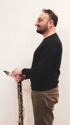 Ritratto di un componente del Fabula Klariensemble con il clarinetto – Fabula Klariensemble, ritratti 22/02/2024 – Martina Franca