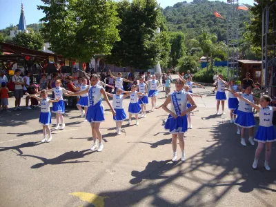 Il gruppo in coreografia con i bastoni – Fasanolandia 2011 – Fasano (BR), parco Fasanolandia
