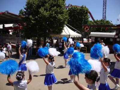 I pom pon blu in primo piano durante l'esibizione – Fasanolandia 2011 – Fasano (BR), parco Fasanolandia