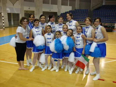 Foto di gruppo delle majorette con pom pon, 2010 – Gruppo Majorette 2010 – palestra