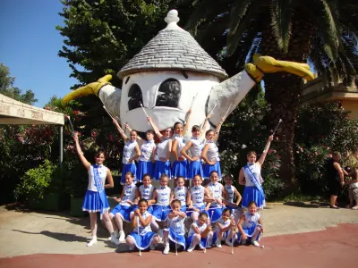 Foto di gruppo davanti al trullo gigante del parco – Fasanolandia 2011 – Fasano (BR), parco Fasanolandia