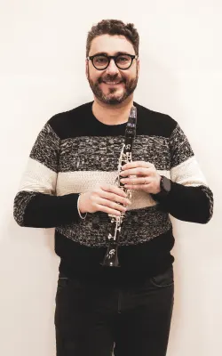Ritratto di un componente del Fabula Klariensemble con il clarinetto – Fabula Klariensemble, ritratti 22/02/2024 – Martina Franca