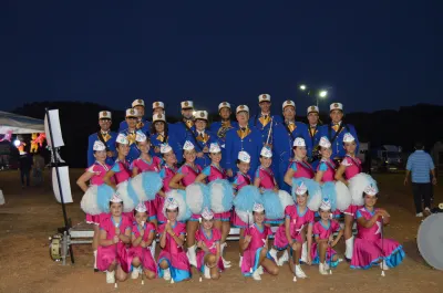Il gruppo majorette e la banda in posa di sera – Serata di agosto 2014 – Martina Franca