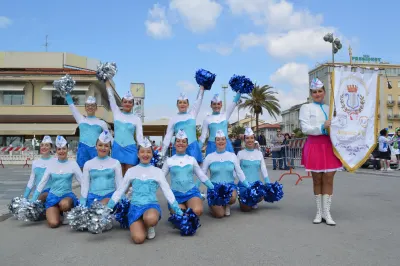 Il gruppo in divisa celeste sul lungomare di Viareggio – 2 Campionato Italiano Majorettes-Sport, Viareggio – Viareggio (LU)