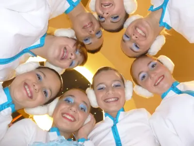 Le majorette in cerchio sorridono all'obiettivo – Esibizione di fine anno 2012 – Martina Franca