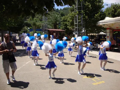 Le majorette con i pom pon blu e bianchi – Fasanolandia 2011 – Fasano (BR), parco Fasanolandia