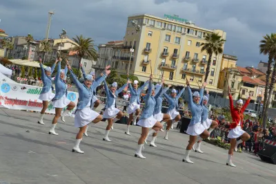 Esibizione in strada con il lungomare sullo sfondo – 2 Campionato Italiano Majorettes-Sport, Viareggio – Viareggio (LU)