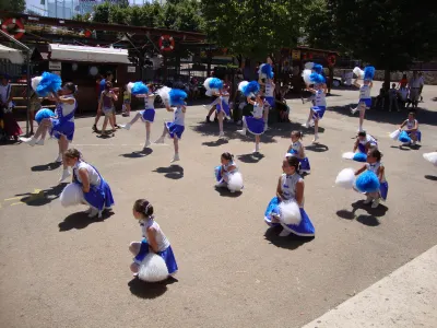 Esibizione di pom pon nel piazzale del parco – Fasanolandia 2011 – Fasano (BR), parco Fasanolandia