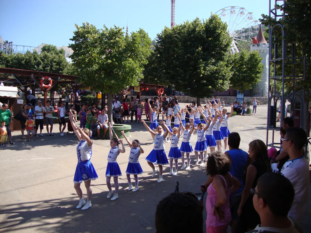 Le majorette con il bastone in formazione – Fasanolandia 2011 – Fasano (BR), parco Fasanolandia