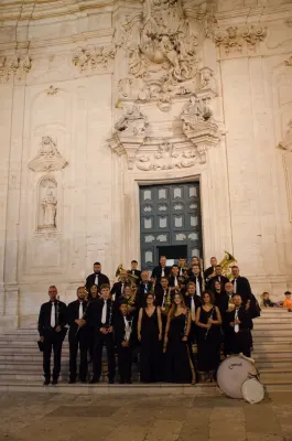 La banda sulla scalinata, scatto verticale – Festa Angioina 2022 – Martina Franca