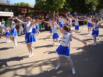 Coreografia con i bastoni, braccia aperte – Fasanolandia 2011 – Fasano (BR), parco Fasanolandia