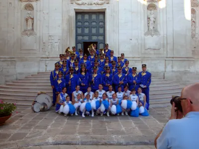 Banda e majorette in posa davanti alla chiesa – Banda e majorette sulla scalinata – Martina Franca