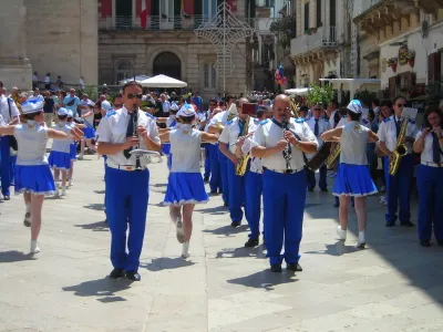 Majorette e banda in sfilata – Sfilata con la banda, luglio 2011 – Martina Franca