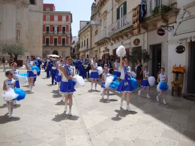 Le majorette sfilano nel centro storico – Inaugurazione del gruppo Majorette 2010 – Martina Franca
