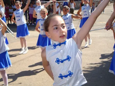 Una majorette durante la coreografia con i bastoni – Fasanolandia 2011 – Fasano (BR), parco Fasanolandia