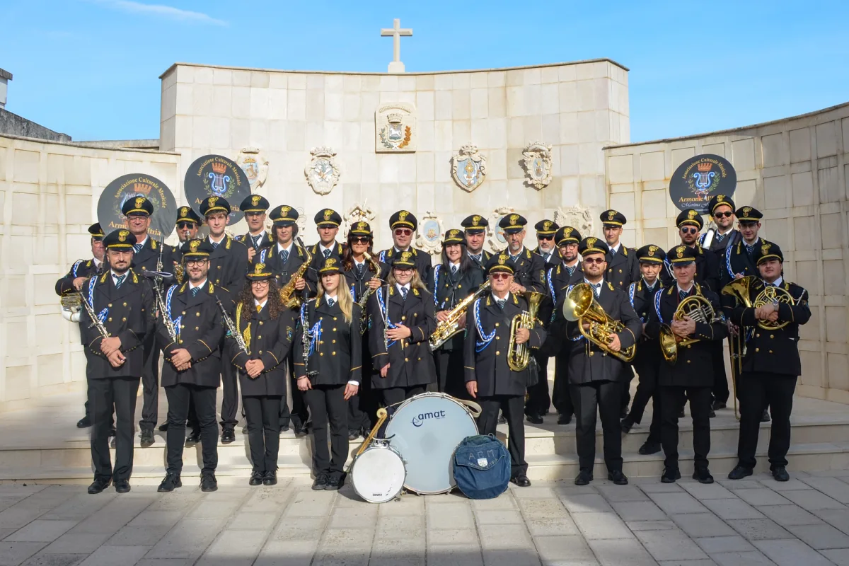 Foto istituzionale della banda in divisa – Banda Musicale Città di Martina Franca, foto istituzionale – Cimitero comunale di Martina Franca