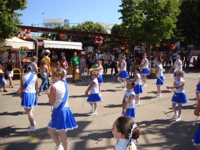 Le majorette in piazzale durante l'esibizione – Fasanolandia 2011 – Fasano (BR), parco Fasanolandia